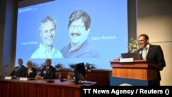 Thomas Perlmann, sekretar Nobelovog komiteta, govori o ovogodišnjim laureatima Viktoru Ambrosu i Garyju Ruvkunu, Stockholm, Švedska, 7. oktobra 2024.