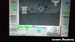 Российский пограничный корабль "Дон" наваливается на украинский буксир "Яни Капу"