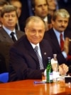 Ion Iliescu a avut trei mandate de președinte al țării: 1990-1992, 1992-1996 și 2000-2004. Aici, la momentul primirii României în NATO, în primăvara lui 2004. 