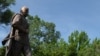 Kyrgyzstan - Bishkek - Советтер Союзунун Баатыры Чолпонбай Түлөбердиевдин эстелиги жана баатырдын ысмы берилген жаңы парктын ачылышы бүгүн, 7-майда болду. Эстеликтин ачылышына мамлекет башчы Сооронбай Жээнбеков катышты.