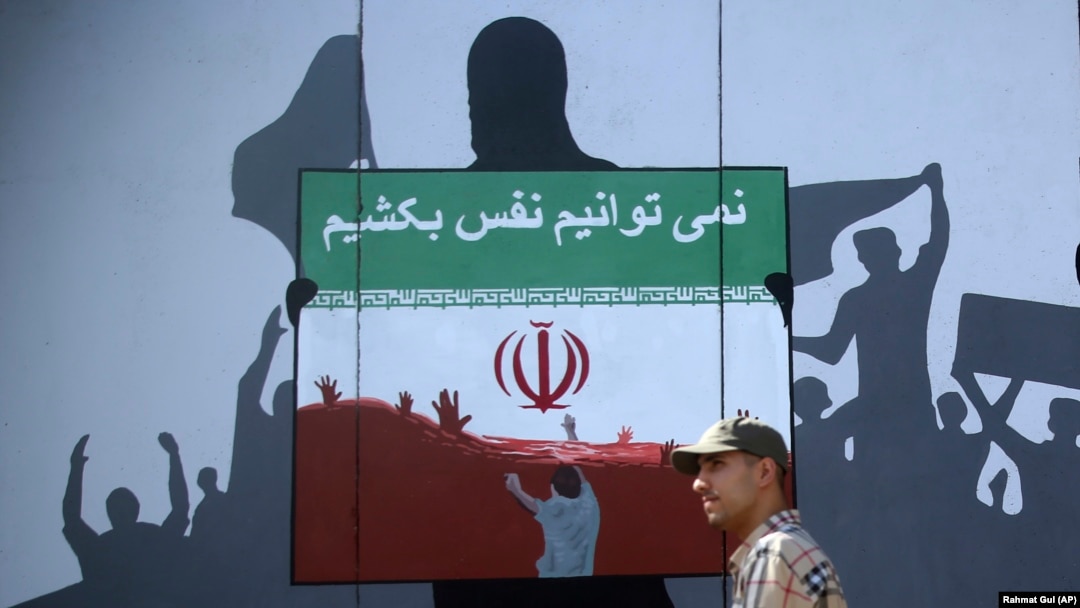تصویر آرشیف: شعاری که اخیرآ مهاجرین افغان در ایران را سر می دهند و از رفتار نادرست مسوولین در ایران شکایت دارند