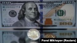 Казакстандын теңгеси менен АКШ долларынын сүрөттөрү.