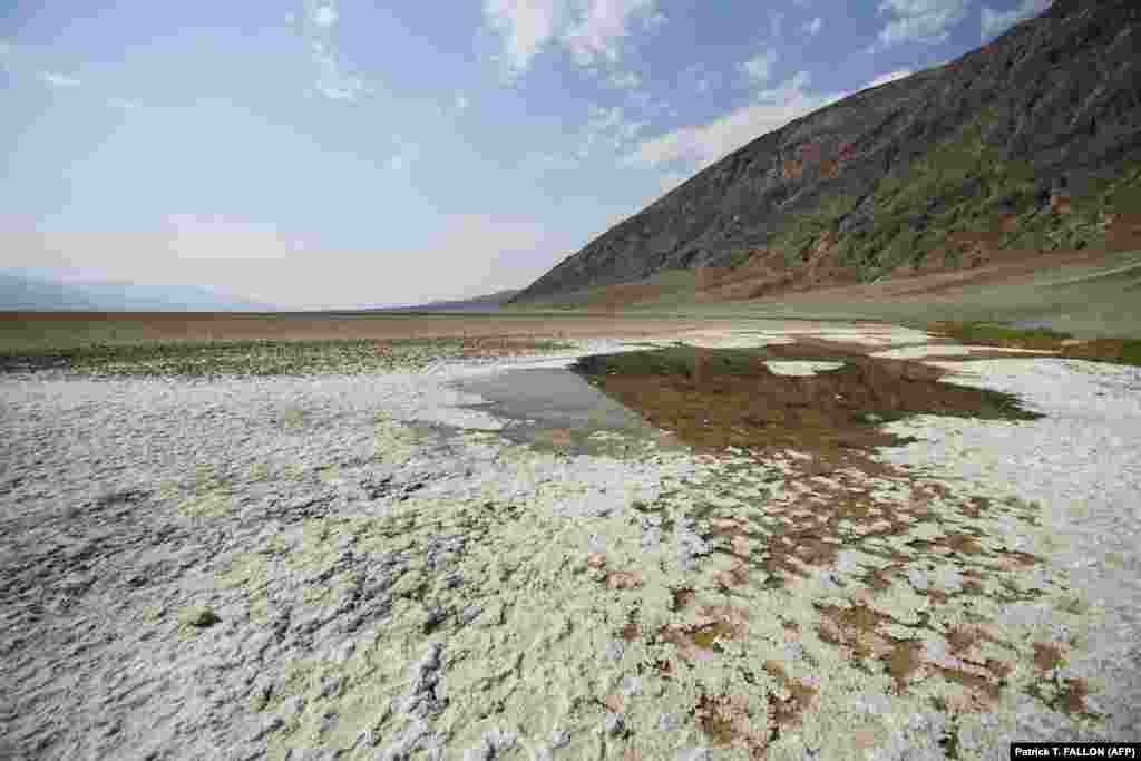 Észak-Amerika legalacsonyabb pontja a Death Valley. Itt található a Badwater-medence, aminek vize háromszor sósabb a tengernél - amikor épp nincs kiszáradva. Jelenleg a víz helyett csak a só látszik itt. 