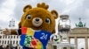 Ariu Albaert, maskota e Euro 2024, duke pozuar me trofeun e Kampionatit Evropian të futbollit, para Portës së Brandenburgut, në Berlin, Gjermani, më 24 prill 2024.