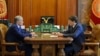 Мурдагы президент Алмазбек Атамбаев менен мурдагы премьер-министр Сапар Исаков. 
