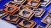 Një grua ekspozon një kornizë me një pikturë të qëndisur me dorë në panairin e produkteve tradicionale në Janjevë.<br />
<br />
&nbsp;
