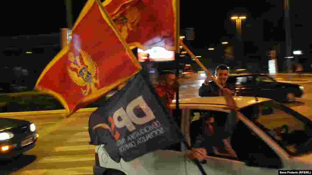 Приврзаниците на владејачката партија ја прославуваат изборната победа, 14.10.2012. 