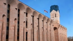 Երևանի ավագանու ընդդիմադիր խմբակցությունները վիճարկում են լրագրողերի մուտքը սահմանափակող օրինագիծը