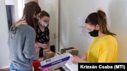 A Moderna újonnan érkezett koronavírus elleni vakcináit szortírozzák a Győr-Moson-Sopron Megyei Kormányhivatal Népegészségügyi Szakigazgatási Szervénél, 2021. április 1-jén.
