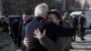 Președintele SUA, Joe Biden, și președintele Ucrainei, Volodimir Zelenski, se îmbrățișează după vizita la Zidul Amintirilor, unde au adus un omagiu soldaților ucraineni uciși în război. Kiev, Ucraina, 20 februarie 2023.
