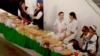 Türkmenistanda çörek satýan aýal-gyzlar. Arhiwden alnan surat