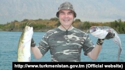 Туркменское гостелевидение обычно ежедневно показывало Гурбангулы Бердымухамедова, отчитываясь даже о том, как он проводит досуг