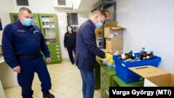 Frissen érkezett oltásokat pakolnak a zalaegerszegi Sent Rafael Kórházban 2021. január 26-án. 