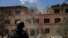 Un militar ucrainean inspectează urmările unui atac aerian rus asupra unui spital din Harkov, pe 25 iulie.