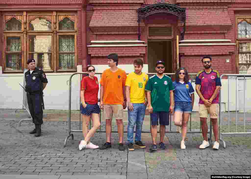 Вот они стоят рядом с московским полицейским. Возможно, конечно, полицейского удивило то, что в Москву приехал голландский болельщик – ведь сборная Голландии не прошла на ЧМ-2018. 