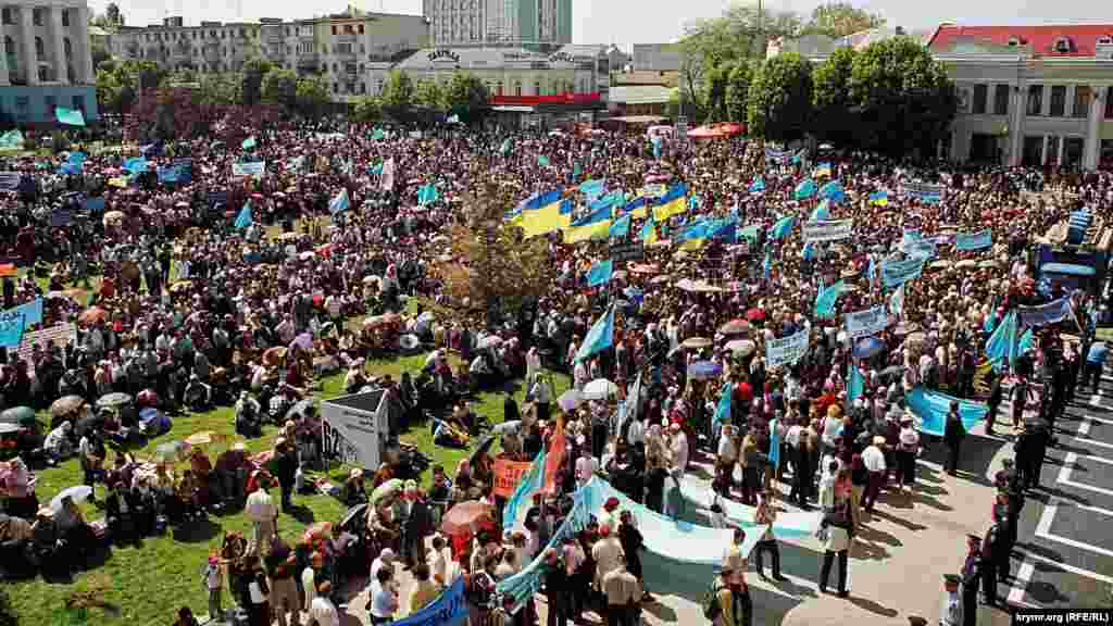 2006 senesi. Aqmescitniñ baş meydanında biñlerce kişi toplana