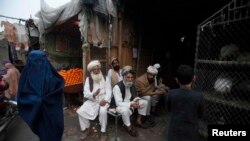 د ارشیف انځور: په پېښور کې مېشت افغانان واړه او لوی کاروبارونه لري. 