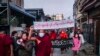 Protesti protiv vojne hunte u Mandalaju na kojima aktivisti nose transparent na kojem piše "Ko se usuđuje da bude na suprotnoj strani od narodne volje", 1. februar 2022. Mjanmar
