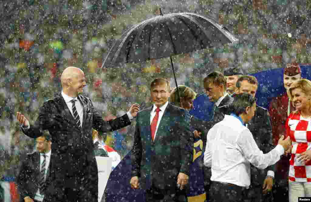 După finala campionatului mondial la fotbal de la Moscova, iunie 2018. Putin a fost criticat pentru faptul că paza i-a deschis umbrela, în timp ce președinții Franței și Croației care stăteau alături au rămas să stea în ploaie. 
