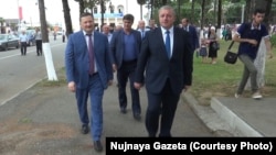 Деятельность главы кабмина Беслана Барцица (справа) в последнее время подвергалась критике