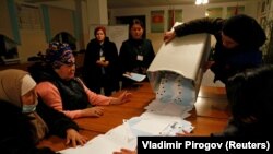 Кыргызстанда 10-январда өткөн президенттик шайлоо жана референдум учурунда добуштарды саноо. 2020-жыл.