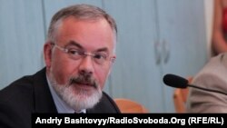 За даними слідства, Табачник проводив консультації щодо проведення незаконних референдумів на окупованій території Херсонської та Запорізької областей