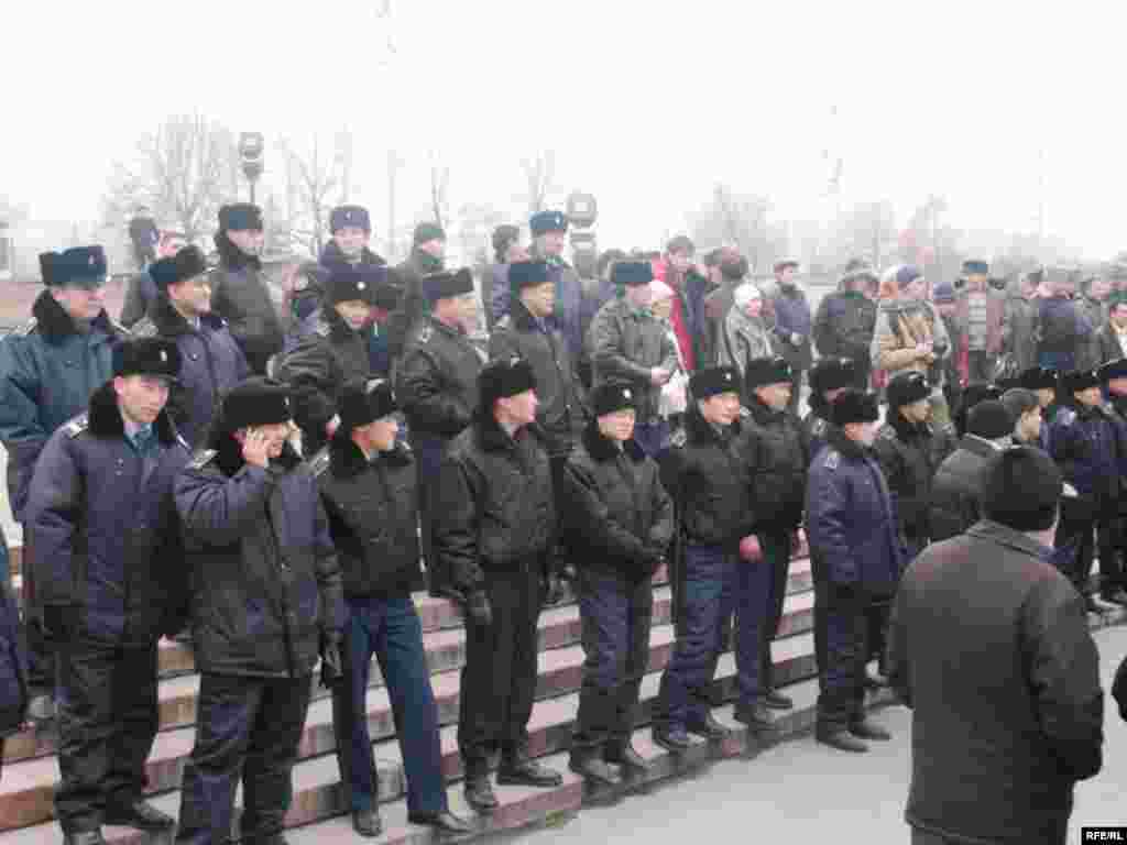 Полиция құрамы Республика алаңында өтіп жатқан наразылық митингісін бақылап тұр. Алматы, 16 желт. 2008 жыл. - Отряд полиции наблюдает за митингом протеста на Площади Республики. Алматы, 16 декабря 2008 года.