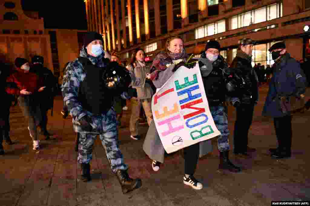 Руската полиција уапсила околу 800 учесници на антивоените протести во Москва. Уапсени биле и тројца дописници на Радио Слободна Европа