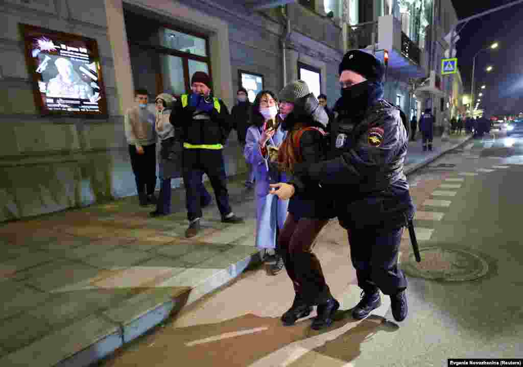 Poliția arestează un protestatar la Moscova, Rusia, 24 februarie 2022. 