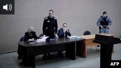 Alexei Navalnîi, suprins pe un ecran TV în timpul unei ședințe de judecată ce a avut loc la Colonia Penală Nr. 2, unde acesta se află în prezent închis, 15 februarie 2022.