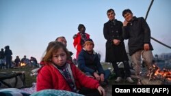 Мигрантите чекаат во близина на реката Мaрица, во близина на Одрин, Турција, 2 март 2020 година.