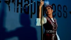 Campioana kazahă la dans la bară este criticată pentru că a dansat într-o rochie tradițională