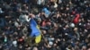 Протистояння між проукраїнськими кримчанами і проросійськими людьми, серед яких було багато немісцевих під час мітингу на підтримку України під парламентом Криму. Сімферополь,26 лютого 2014 року