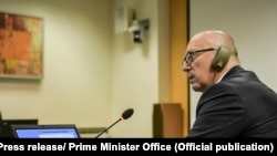 Ministri për Kthim dhe Komunitete, Goran Rakiq nga Lista Serbe, gjatë një mbledhjeje të Qeverisë së Kosovës. 