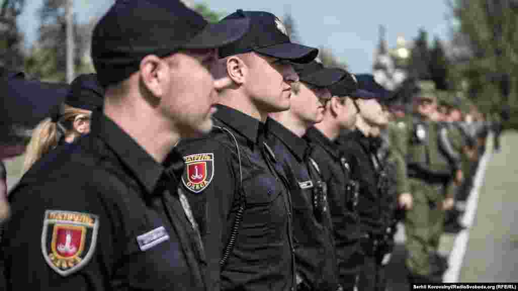 На Куликовому полі в Одесі підрозділи поліції та Національної гвардії провели підготовку до охорони правопорядку під час травневих свят.&nbsp;Ситуація в Одесі залишається напруженою через конфронтацію в місті проукраїнських та проросійських сил. За останній місяць тут неодноразово відбувалися зіткнення між активістами різних таборів. Одеса, 30 квітня 2016 року ДИВИТИСЬ ФОТОГАЛЕРЕЮ