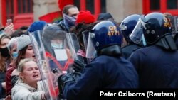 Bristolban sok volt a fiatal tüntető.