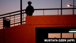 Garawullyk çekýän polisiýa işgärleri. Arhiwden alnan illýustrasiýa suraty.