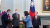 Tsai Ing-wen, Tajvan elnöke fogadja Alex Azar amerikai egészségügyi minisztert (j) az elnöki hivatalban Tajpejben, a tajvani fővárosban, 2020. augusztus 10-én.