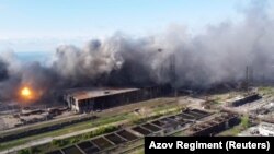 Обстріл металургійного комбінату «Азовсталь» в Маріуполі, де тримають оборону українські бійці і по якому російські військові завдають постійних авіаційних та артилерійських ударів. Скріншот з відео, яке оприлюднив полк «Азов» 5 травня 2022 року