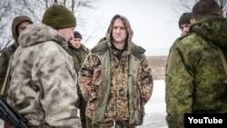 Російський публіцист Захар Прилєпін з бойовиками угруповань «ДНР» та «ЛНР»