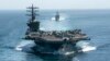 A USS Nimitz és mögötte a USS Philippine Sea halad formációban a Hormuzi-szorosban, 2020. szeptember 18-án.