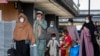 Porodice evakuisane iz Kabula, Afganistan, prolaze kroz terminal nakon što su stigle na Međunarodni aerodrom Vašington Dales u septembru 2021. (arhivska fotografija)