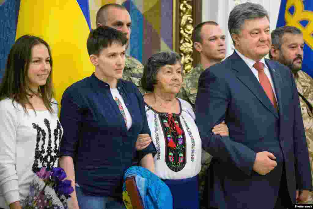 Надія Савченко разом із мамою та сестрою під час зустрічі з президентом України Петром Порошенком у день звільнення з російської в&#39;язниці. Київ, 25 травня 2016 року