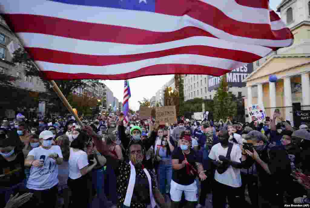Emberek gyűltek össze a washingtoni Black Lives Matter Plazán, hogy Joe Biden, megválasztott amerikai elnök győzelmét ünnepeljék.