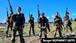 Cadete ucrainene își prezintă uniformele special create pentru femei – iulie 2023. 