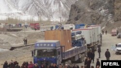 И. Исаковдун тарапкерлери 14-январда Ош - Эркеч-Там жолун тосуп, ал күч менен ачылган болчу.