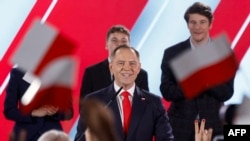 Karol Nawrocki győzelmi beszéde közben