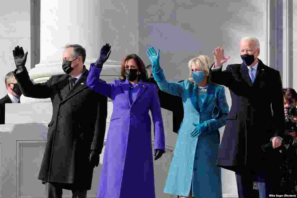Joe Biden felesége, Kamala Harris férje oldalán integet, miután megérkeztek a beiktatási ceremónia helyszínére.