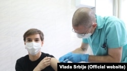 Premierul sârb Ana Brnabic primește prima doză de vaccin anti-Covid