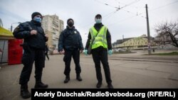 До тих, хто має знаходитися на самоізоляції, можуть прийти з перевіркою поліцейські
